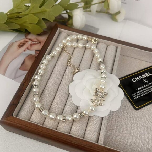 Lustrous Pearl Choker with Signature Embellishment - Picture 3 of 7